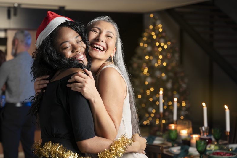 Mulheres se abraçando no Natal