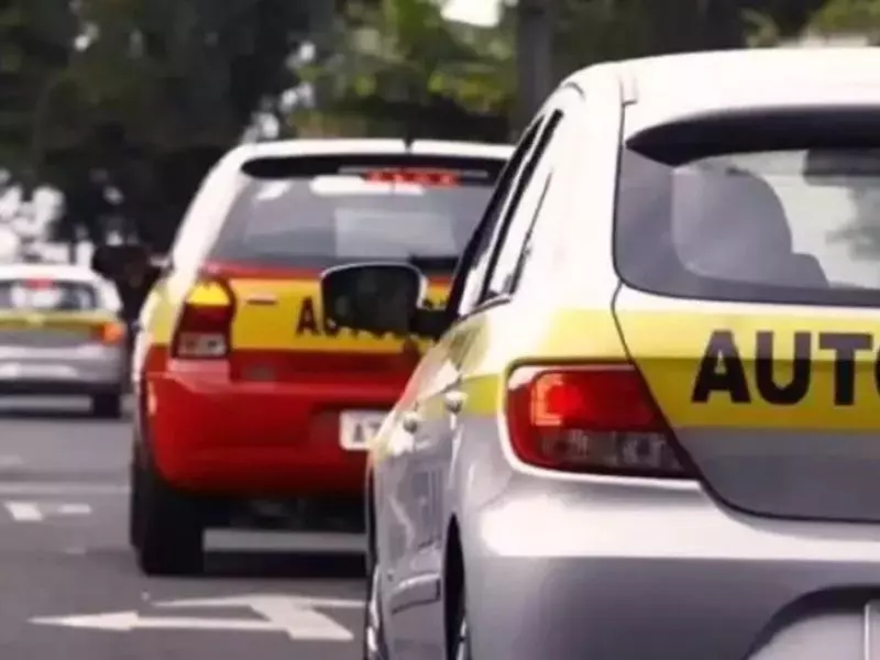 Na foto, carros plotados com os dizeres "autoescola". Ilustram situação de autoescola do Centro de Florianópolis que teve atividades suspensas. 