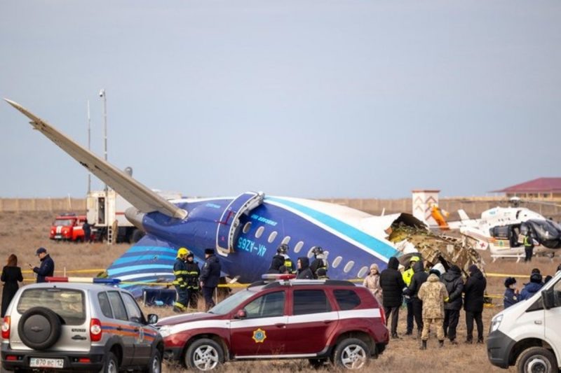 Avião da Embraer partido ao meio no solo