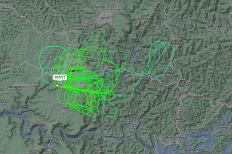 O avião da FAB sobrevoou Chapecó na tarde desta sexta-feira (13)