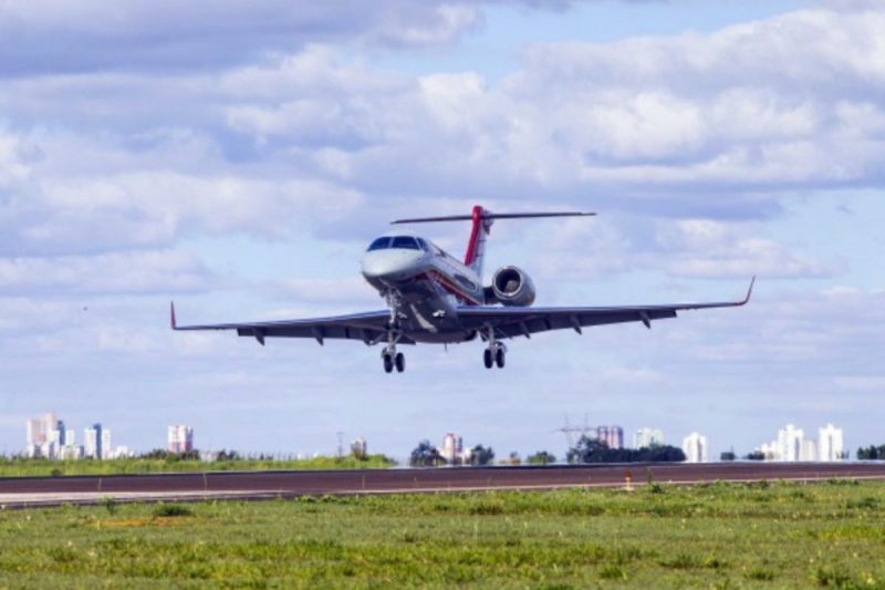 O avião da FAB sobrevoou Chapecó nesta sexta-feira (13)