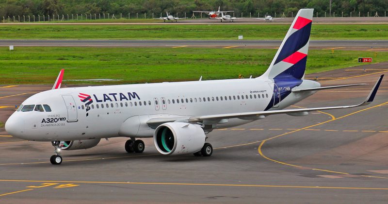 Avião da Latam na pista de decolagem