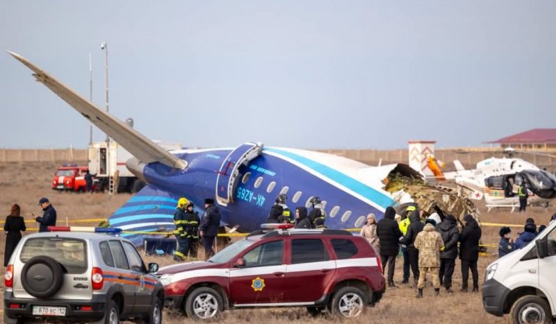 Aeronave caída no Cazaquistão com equipes de resgate ao redor 