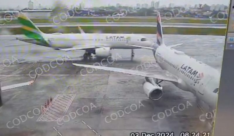 Aviões batem na pista do Aeroporto de Congonhas, foto mostra dois aviões da latam no estacionamento, momento antes de se baterem