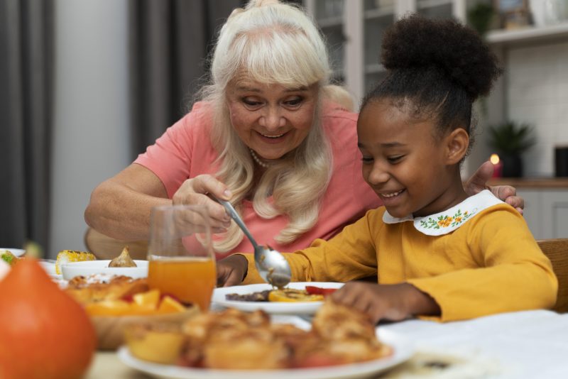 O h&aacute;bito de dar muita comida &agrave; crian&ccedil;a pode colocar a sa&uacute;de dos netos em risco – Foto: Freepik/ND