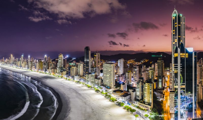 Foto mostra prédios da empresa que abriu vagas de emprego em Balneário Camboriú