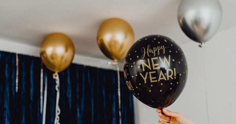 Balões nas cores preto, prata e dourado