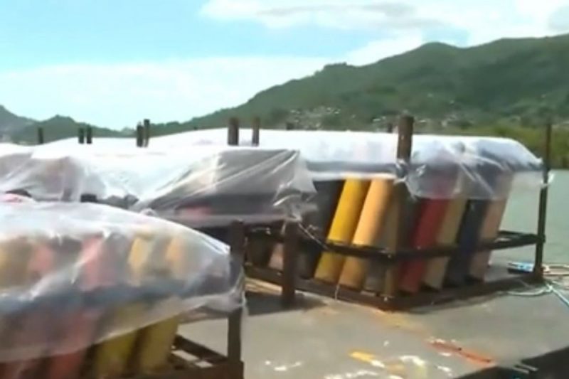 Balsas preparadas para a queima de fogos no Réveillon de Florianópolis