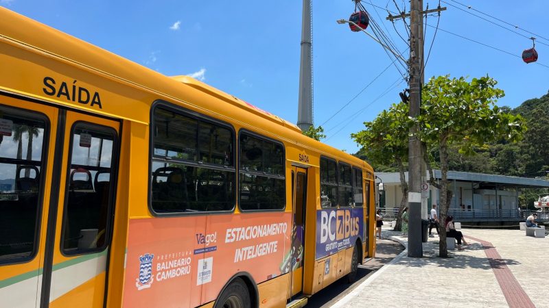 Foto mostra lateral de ônibus que faz parte do transporte tarifa zero de Balneário Camboriú