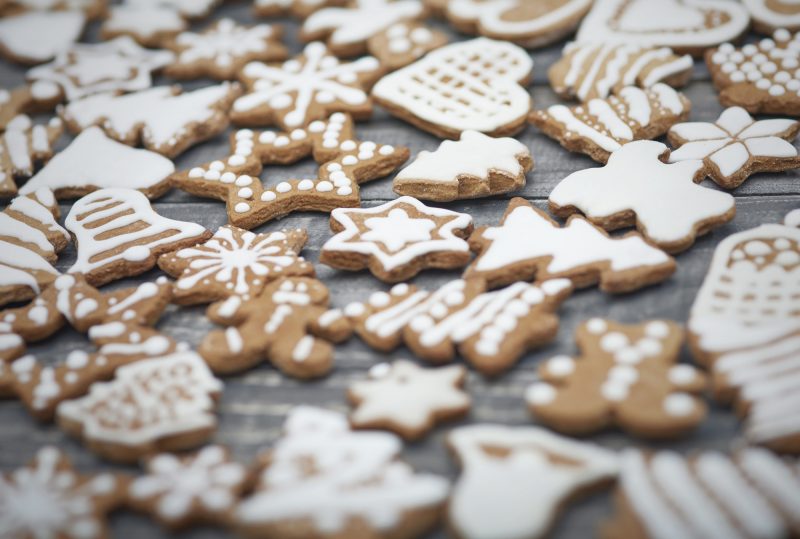 Biscoitos de natal decorados em cima de mesa 