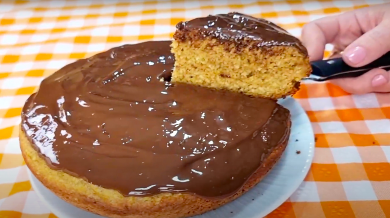 Frame de vídeo da receita mostra bolo de frigideira sendo fatiado