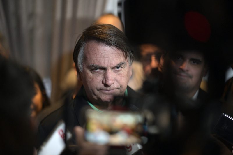 Na foto, homem branco com expressão de desagrado. É Jair Bolsonaro. Ministro do STF indicado por Bolsonaro vota por manter Moraes como relator de inquérito. 