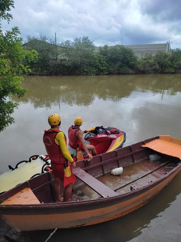 Bombeiros Militares a procura de homem desaparecido em Itajaí