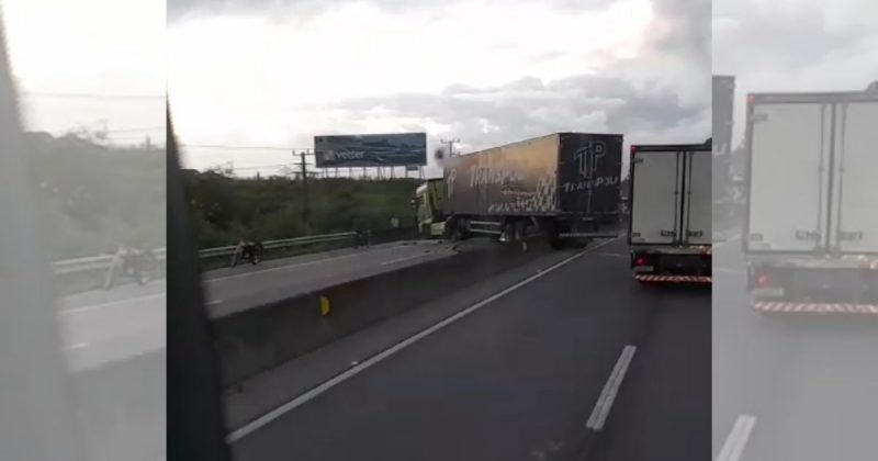 Carreta na BR-101, em Joinville Fila de 14 quilômetros se forma após carreta ficar atravessada na BR-101 em Joinville