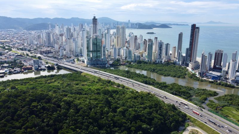 Imagem mostra rodovia em Balneário Camboriú, ilustrando matéria sobre os melhores horários na BR-101 na região