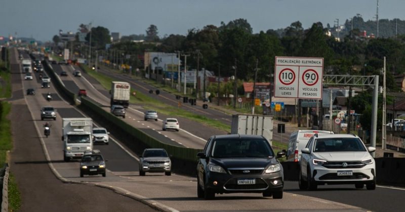 Fluxo de veículos na BR-101 no Sul de SC