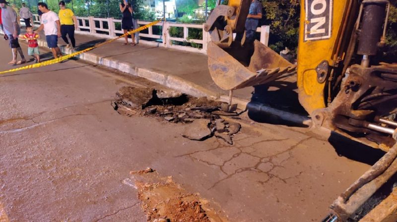 Buraco se forma em ponte e mobiliza reparo às pressas em praia de SC