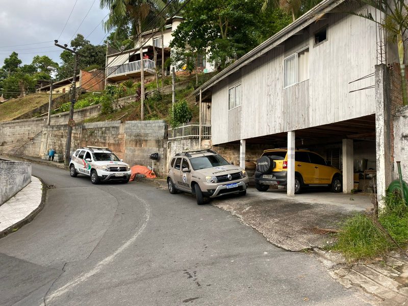 Viaturas da PM nas buscas pelo homem procurado por assalto em Blumenau 