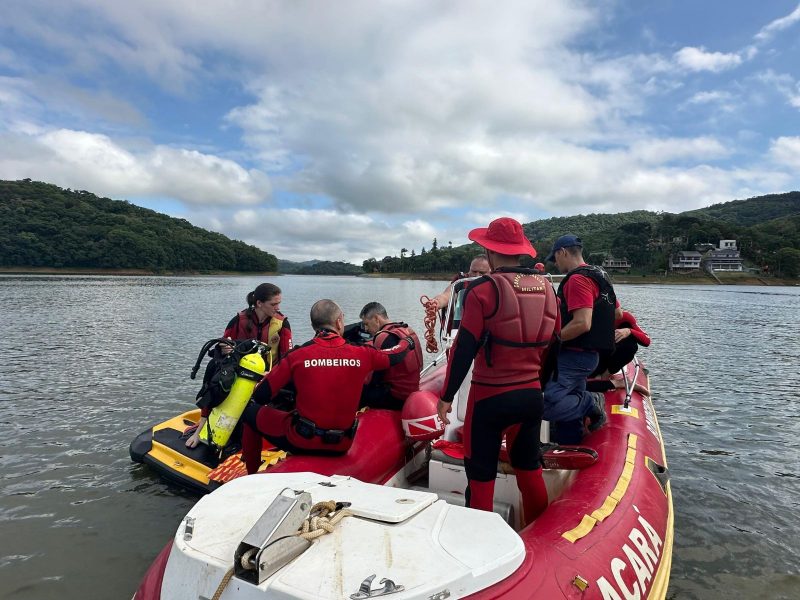 Bombeiros durante buscas pelo homem desaparecido 