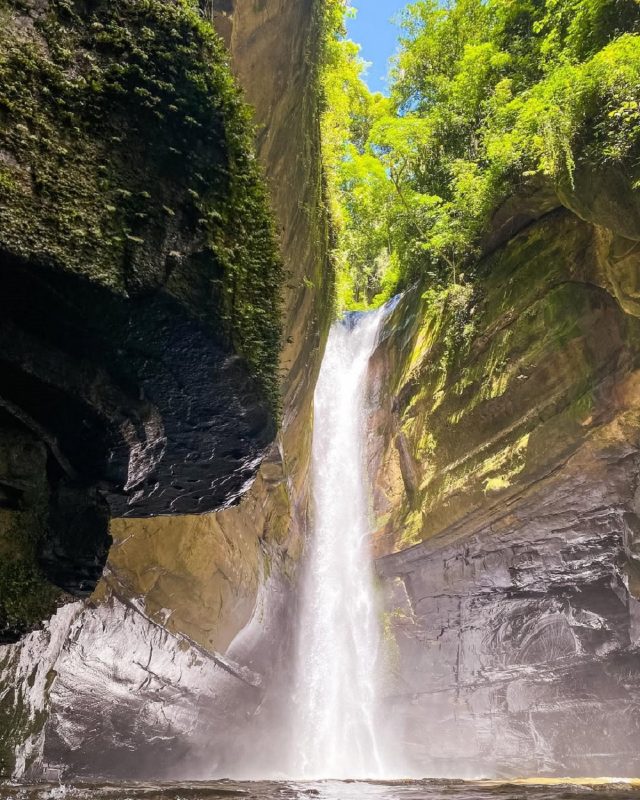 Cachoeira entre cânions 