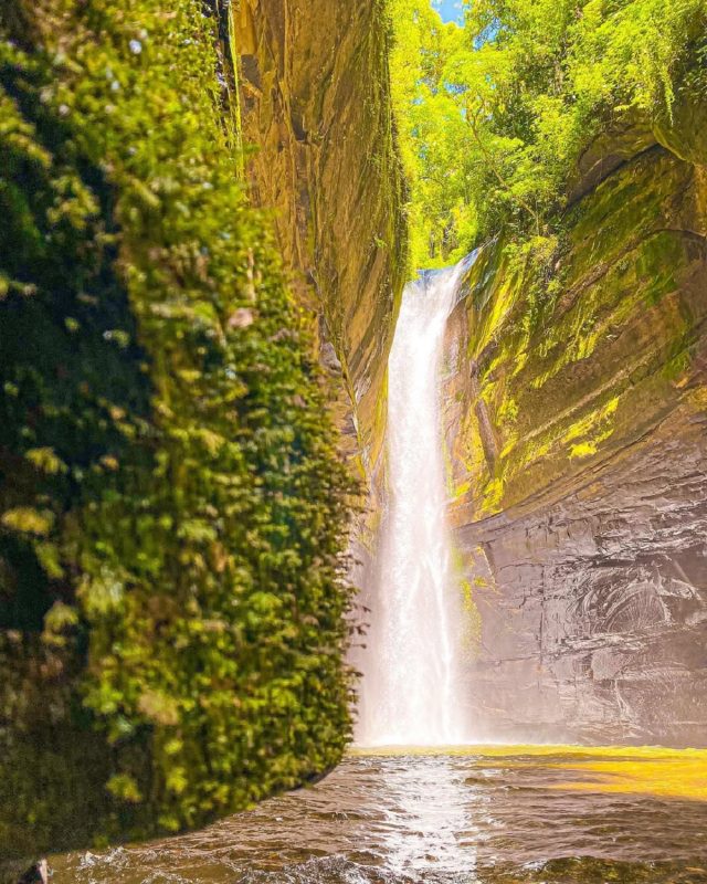 Cachoeira entre cânions 