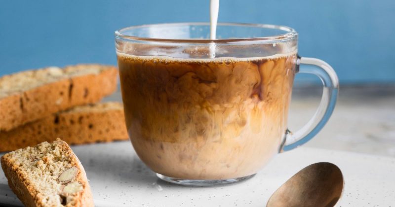 na foto aparece um café com leite que reduz açúcar no sangue