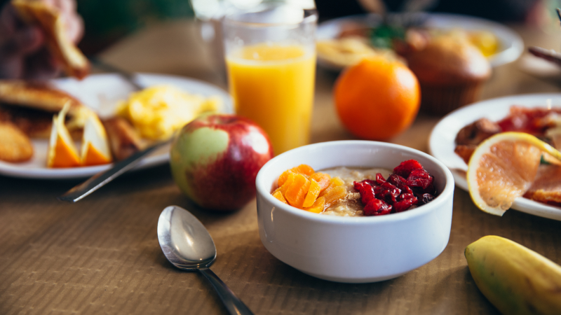 Mesa com frutas e cereais 