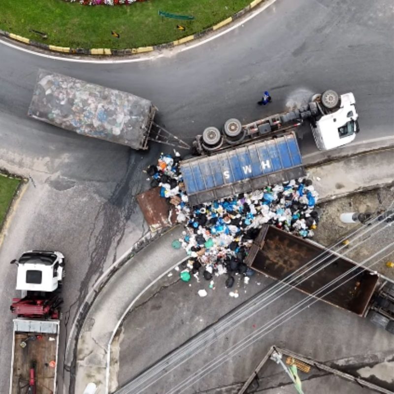 Caminhão de lixo tombou