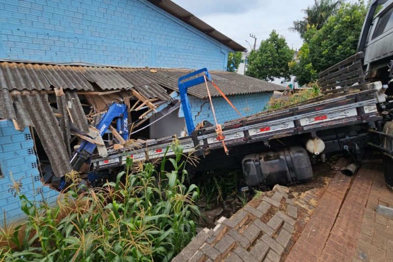 O caminhão invadiu o local na manhã desta quinta-feira (19)