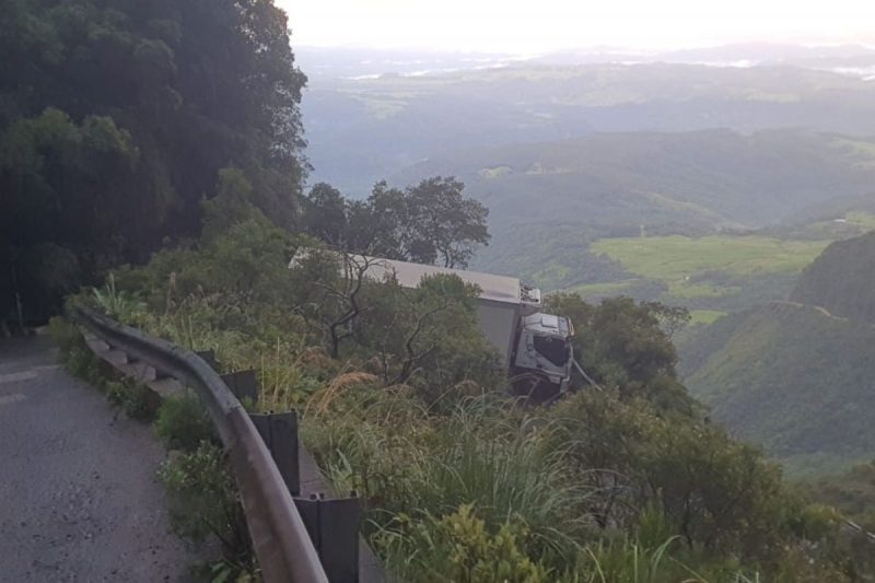 Caminhão tranca curva na Serra do Corvo Branco e motorista foge