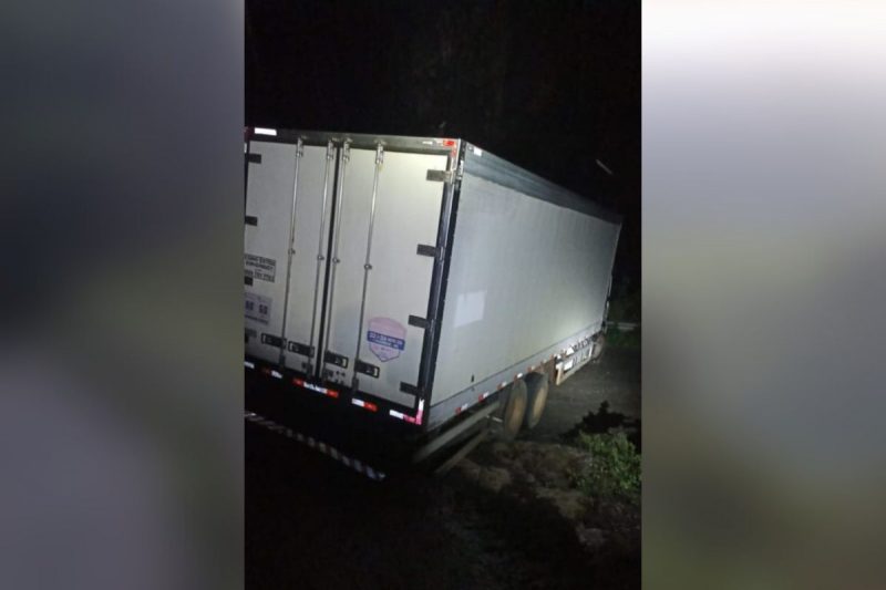 Caminhão tranca curva em Serra catarinense e motorista foge