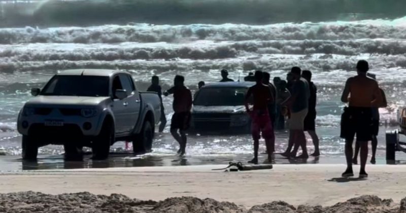 Caminhonete atolou em Bombinhas, na sexta-feira (27)