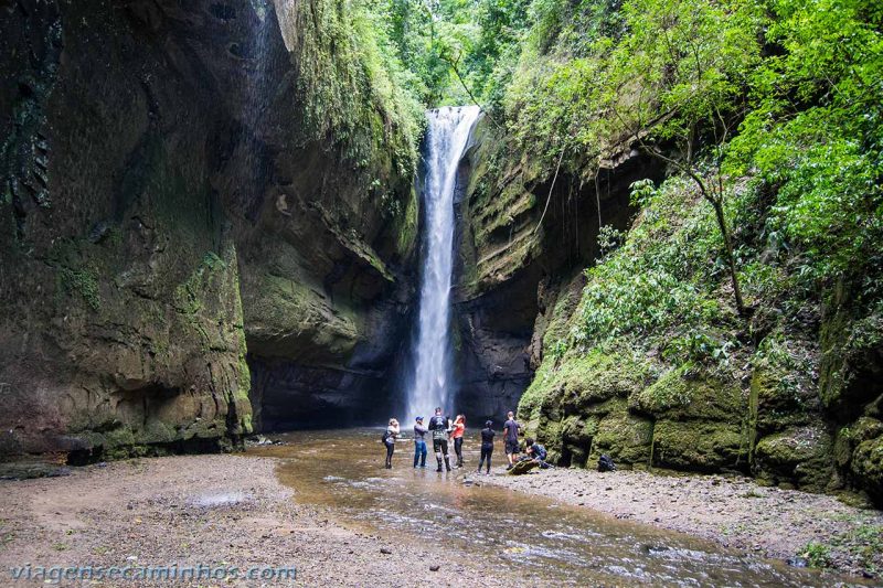 Cachoeira entre cânions 