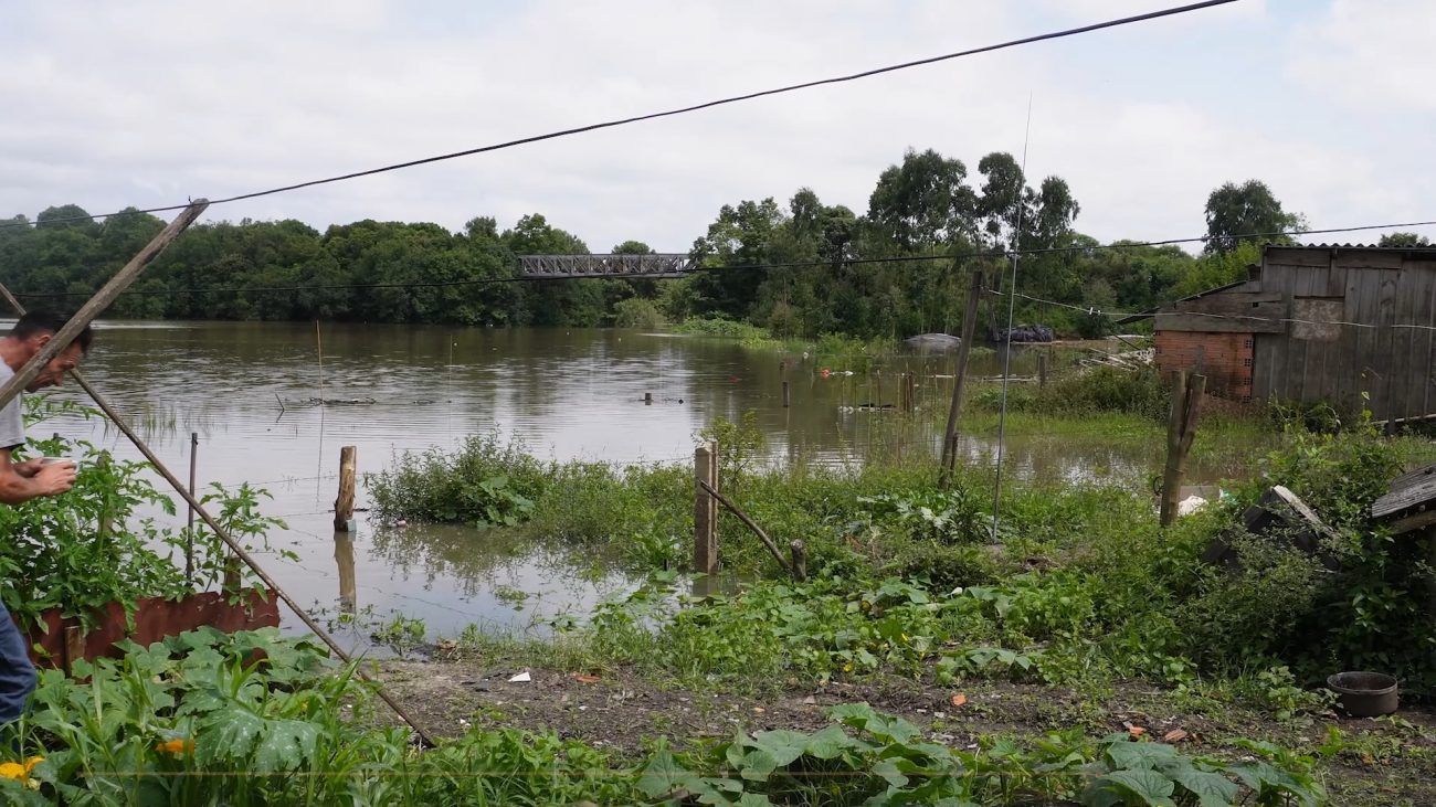 Famílias evacuam área alagada em Três Barras devido à cheia - Luiz Meyer/NDTV