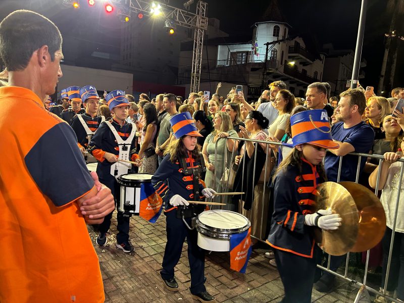 Alunos fantasiados para apresentação em cantata de Natal