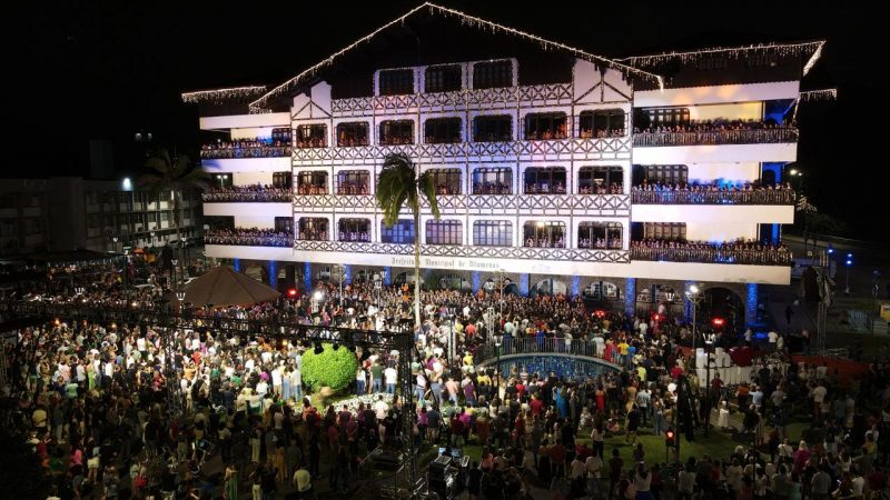 Prefeitura de Blumenau com alunos em janelas para apresentação de cantata de Natal 