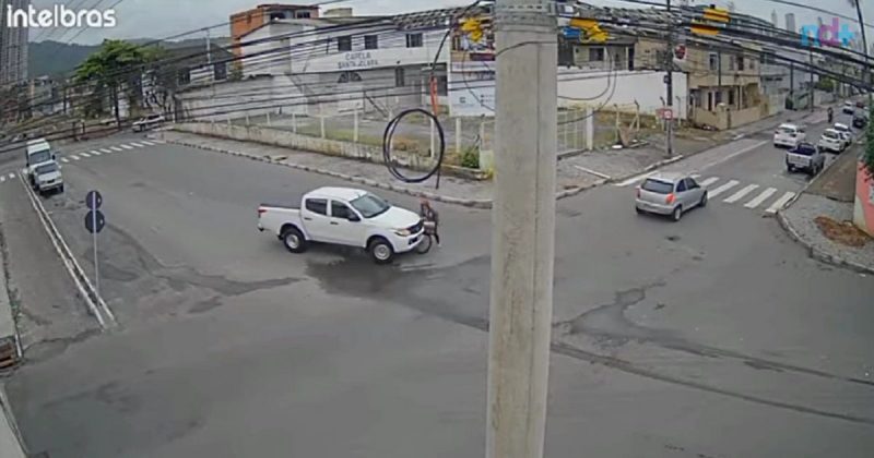 Print da câmera que flagrou o momento que ciclista grita ao ser atropelada por caminhonete