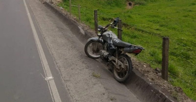 Moto que chocou contra cerca de arames farpados