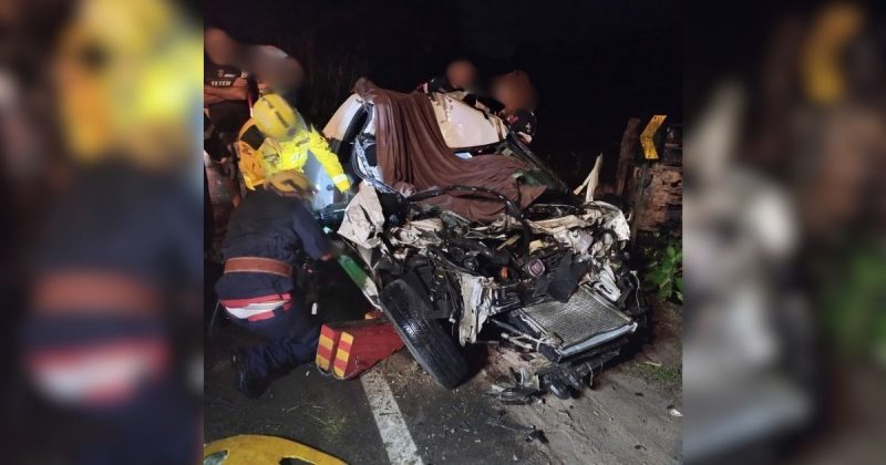 Carro ficou com a parte da frente destruída em grave acidente