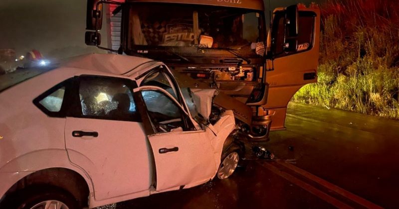 Carro e caminhão envolvidos na colisão frontal