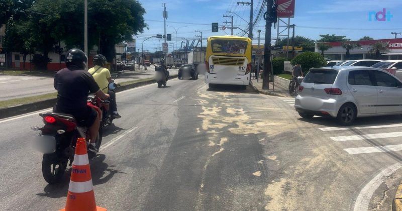 imagem mostra avenida em que ônibus deixou rastro de óleo