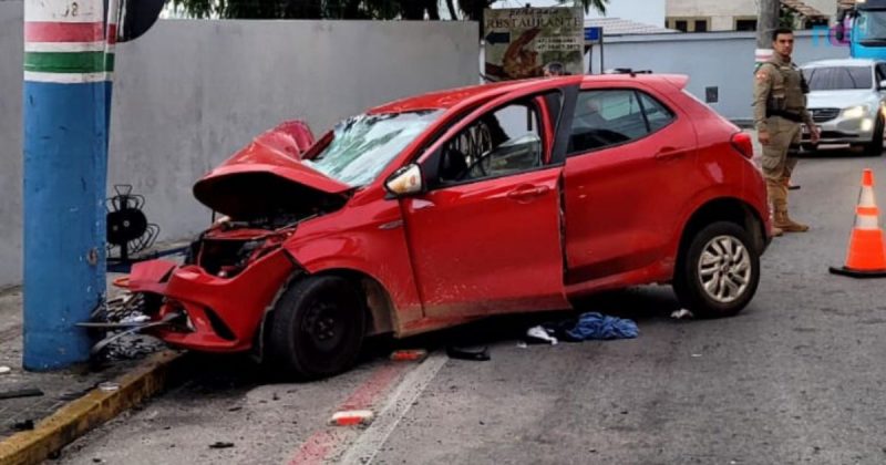 imagem do estado do carro após acidente. Os quatro passageiros estavam sem cinto de segurança