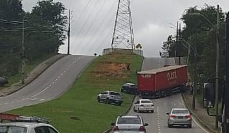 Foto mostra caminhão atravessado na Avenida das Torres com fila se formando