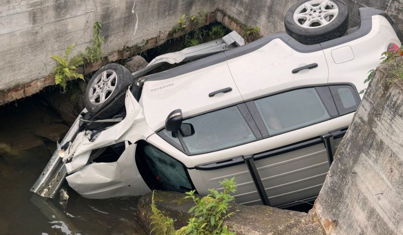 Após fugir de abordagem, motorista com carro furtado cai em rede de drenagem fluvial em Florianópolis