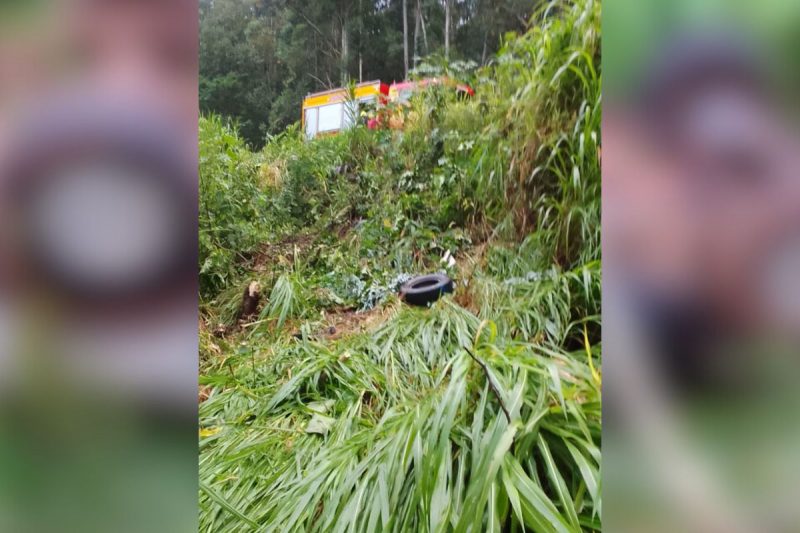 Carro capotou por 40 metros em Chapecó 