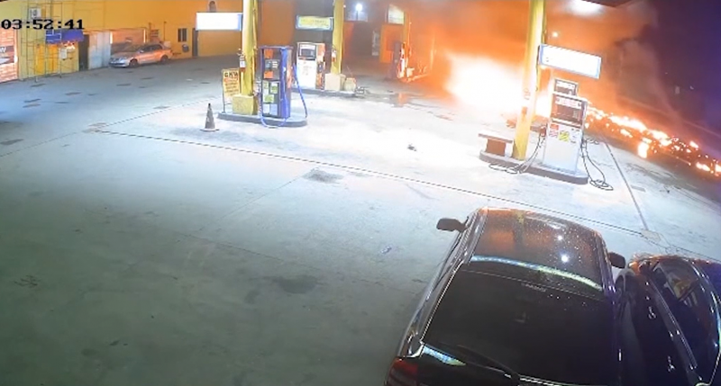 Carro explode ao bater em bomba de gasolina 