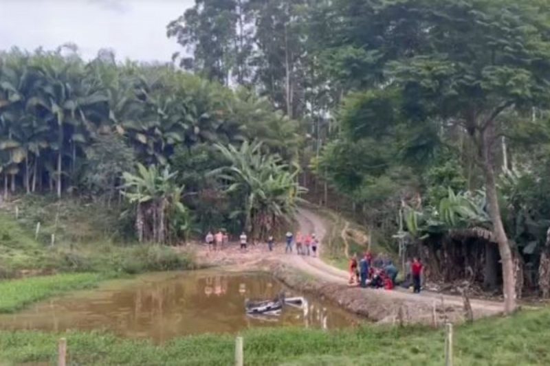 O corpo foi resgatado do carro, que estava submerso na lagoa