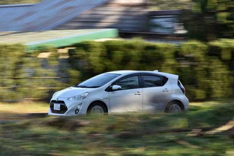 Carro pequeno em movimento numa rodovia 