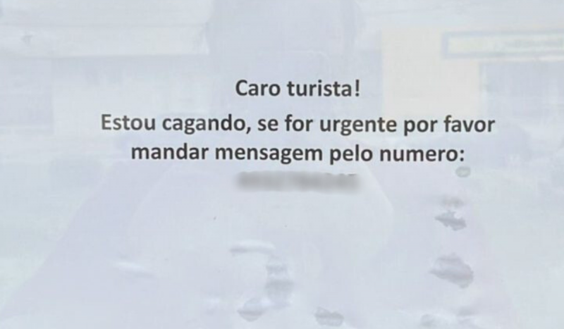 Aviso de "estou cagando" na secretaria de turismo de Urubici 