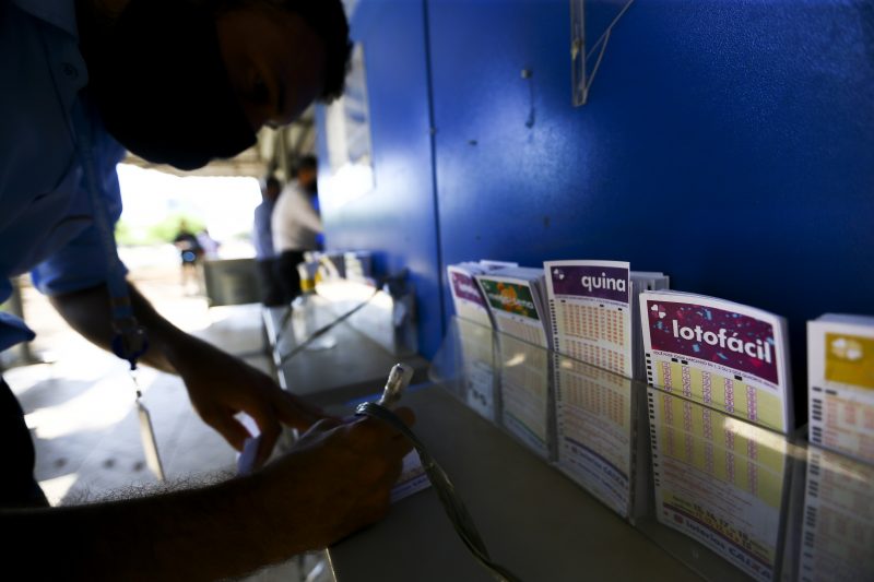 Pessoa sombreada fazendo a aposta na Mega Sena da Virada 